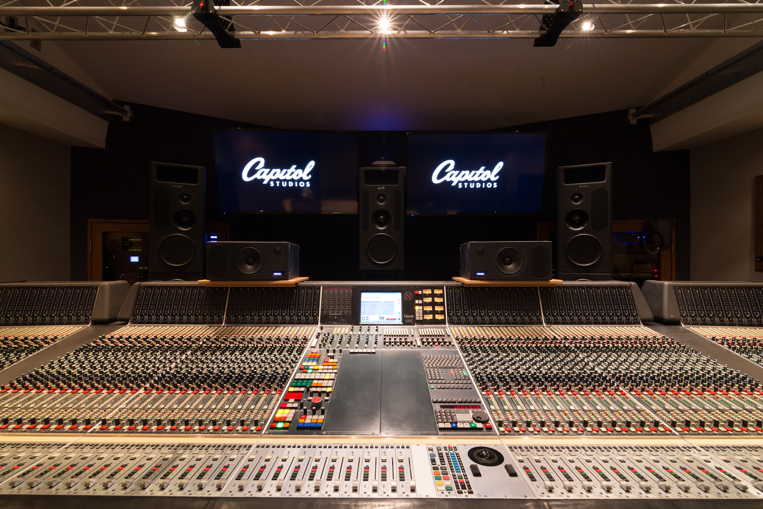 Konsola w studio Universal Music Group Dolby Atmos