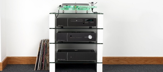 regał ze sprzętem audio - Monitor Audio przejmuje Blok