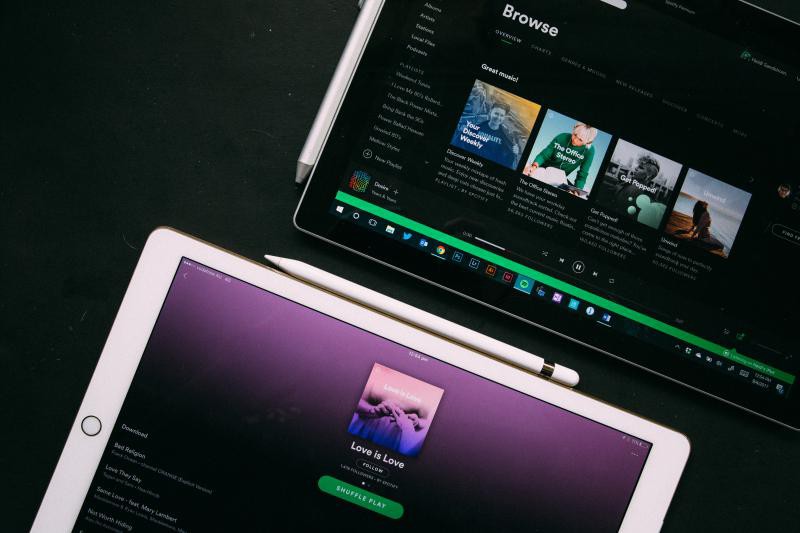 Aplikacja Spotify na tablecie