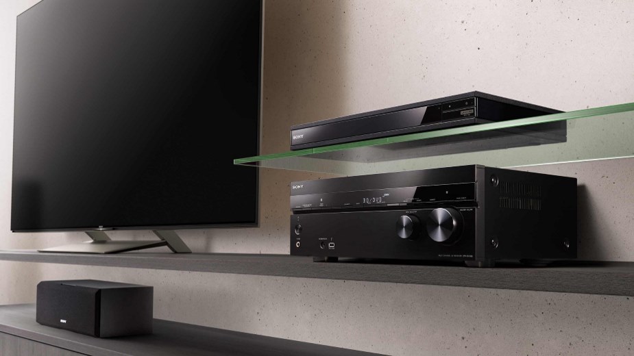 Sony UBP-X1100ES na półce z innymi urządzeniami