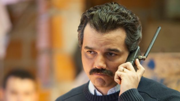 Netflix Narcos rozmawiajacy przez telefon